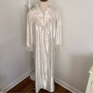 Ilise Stevens Small VINTAGE Silky White Ruffle Lace Long Nightgown Dress